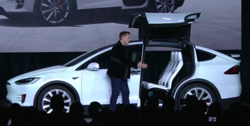 Tesla представила производственную версию кроссовера Model X