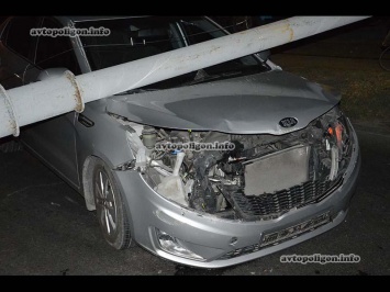 ДТП в Днепропетровске: на автомобиль Kia упал столб - пострадал водитель. ФОТО