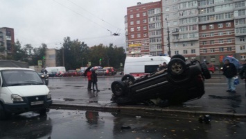 В Петербурге в результате ДТП опрокинулся автомобиль