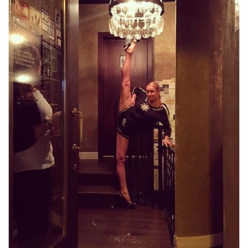 Волочкова разбила ногой люстру, сделав вертикальный шпагат в ресторане