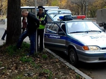 В Екатеринбурге гаишники пристегнули пешехода к столбу