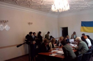 «Регионалы» в Лисичанске сталкивают лбами своих оппонентов перед выборами