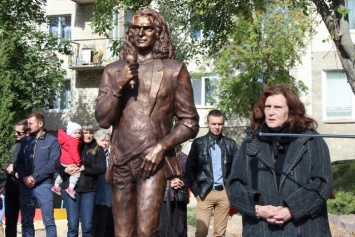 В центре Луцка установили памятник Кузьме Скрябину