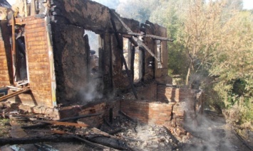 В Черниговской обл. легковушка врезалась в нежилой дом и взорвалась