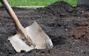 Владельца фирмы ритуальных услуг заставили копать себе могилу
