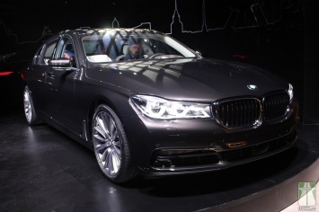 В зеркальном кубе оказалась BMW 7 Series за 10 миллионов рублей