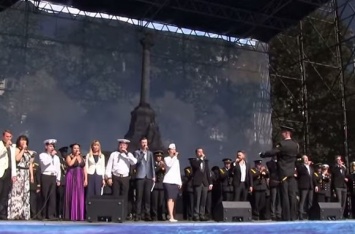 Тысячи севастопольцев хором спели гимн города (ВИДЕО)