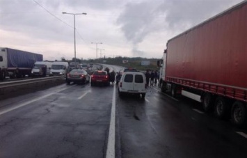 Недалеко от Ужгорода люди перекрыли трассу Киев - Чоп (ФОТО)