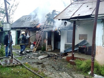 Двое маленьких детей едва не сгорели в собственном доме (ФОТО)