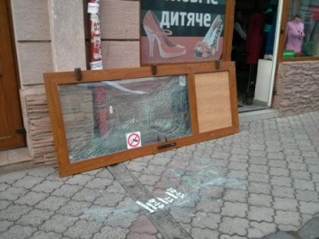 В Ужгороде задержали парней, которые разгромили центр города