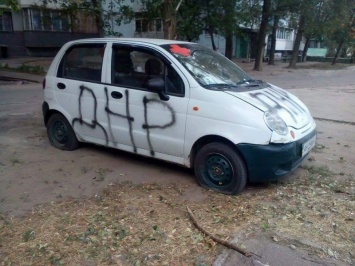 В Запорожье полевому медику обрисовали авто надписями "ДНР"