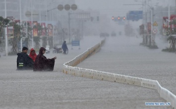 Тысячи жителей Японии эвакуируют в ожидании мощного тайфуна "Чойван"