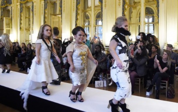 Модели-карлики взорвали подиум на неделе моды в Париже