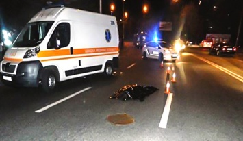 В Киеве автомобиль насмерть задавил на тротуаре девушку