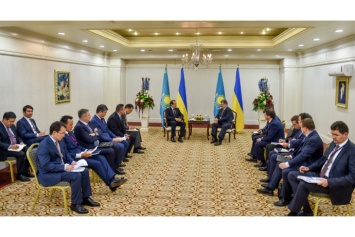 Порошенко обсудил с премьером Казахстана диверсификацию газоснабжения и перевозку грузов из Азии в Европу