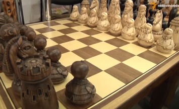 Запорожец вырезает шахматы в виде казаков (видео)