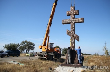 В Крыму установили 7-метровый поклонный крест (ФОТО)
