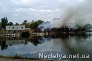 В Алчевске сгорело кафе из-за "разборок" местного бизнеса - СМИ