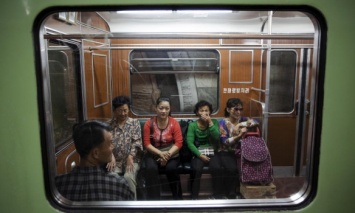 Северная Корея разрешила иностранным журналистам сфотографировать метро