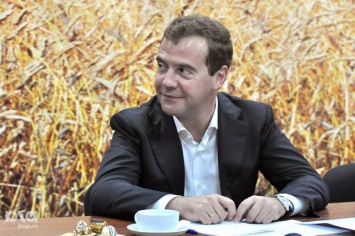 Медведев поздравил работников сельского хозяйства с профессиональным праздником