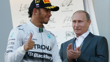 Владимир Путин вручил кубок Гран-при "Формулы-1" Льюсу Хэмилтону