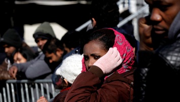 В Нидерландах 20 человек в масках забросали приют для беженцев петардами и яйцами
