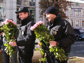 Киевские полицейские раздавали розы в честь Дня борьбы с раком молочной железы