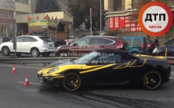 В Киеве из-за дорожных работ разбили Ferrari на ровном месте
