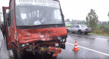Во Львовской области в лоб лоб столкнулись Volkswagen и маршрутка