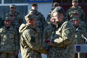 Порошенко в Луганской обл. вручил награды 9 военнослужащим