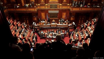 Сенат Италии проголосовал за ограничение своих полномочий