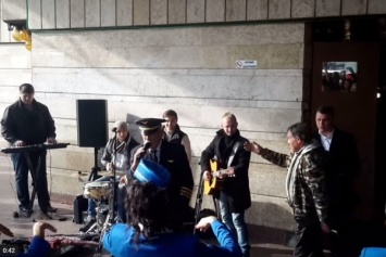 Кикабидзе спел в Киеве - с уличными музыкантами у метро