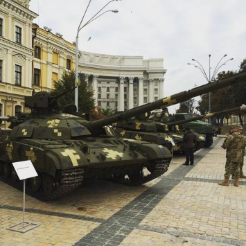 На Михайловскую площадь заехали танки