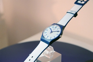 Швейцарская Swatch представила смарт-часы, с помощью которых можно оплачивать покупки