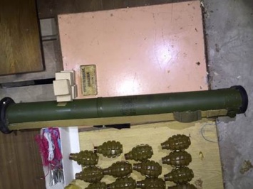 В Деснянском районе Киева злоумышленник пытался продать крупный арсенал оружия и боеприпасов