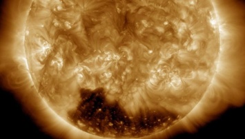 Ученые сфотографировали обширную корональную дыру на Солнце