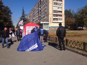 Пьяный запорожец снес палатку Оппоблока