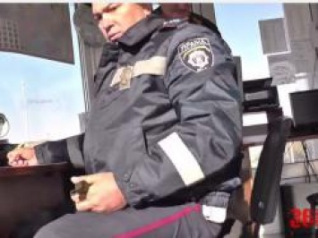 В Одессе ГАИшник, пойманный на горячем, вызвал друга, чтобы прогнать активиста. ВИДЕО