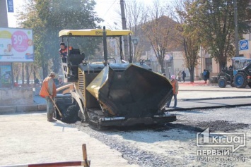 На площади Освобождения начали укладывать новый асфальт