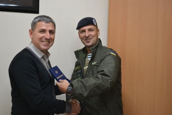 Николаевский волонтер получил награду за помощь морским пехотинцам