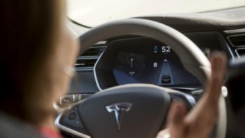 Электрокары Tesla обзавелись автопилотом