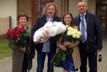 Игорь Николаев забрал из роддома жену и новорожденную дочь