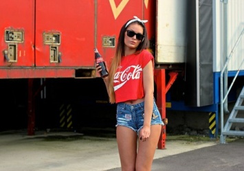 Coca-Cola в честь столетия со дня выхода стеклянной бутылки запускает линию одежды