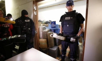 Преступники в Париже прятали рекордные семь тонн марихуаны в трех фургонах