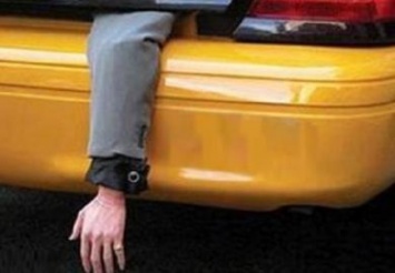 На Днепропетровщине раненый мужчина из багажника авто сообщил о своем похищении