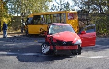 Неуправляемая "Mazda" протаранила маршрутку: пострадали люди (Фото)
