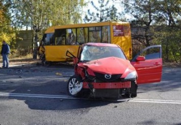 В Днепропетровске «Mazda» столкнулась с автобусом: травмировались 2 ребенка