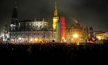 В Дрездене десятки тысяч человек протестовали против притока мигрантов