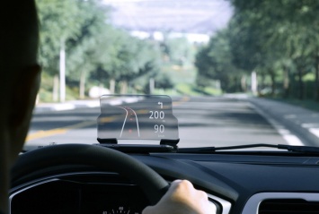 Разработан бюджетный голографический экран для автомобилей