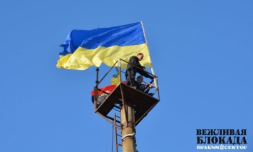 Блокирующие Крым активисты установили флаг Украины на одной из вышек на Чонгаре, - ПС